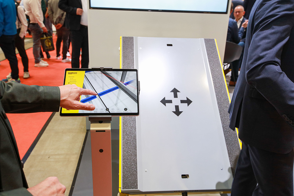 Kompakter Messestand mit digitalen Elementen